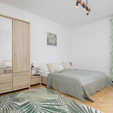Spacious Apartment For 6 People Near The Old Town By Noclegi Renters Варшава Екстериор снимка